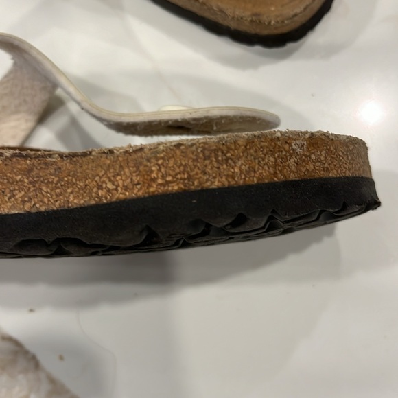 EUC Cream colour Birkenstock Gizeh leather sandals. - Picture 6 of 8